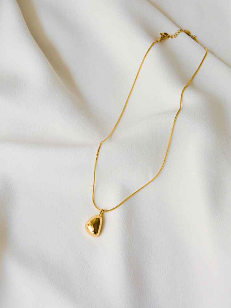 Colar em Aço Dourado com Pendente Geométrico