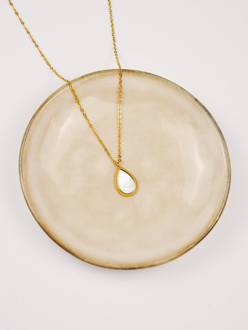 Colar em Aço Dourado com Pendente Gota Madrepérola