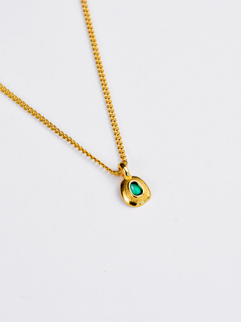 Colar em Aço Dourado com Pendente Pequenino Verde