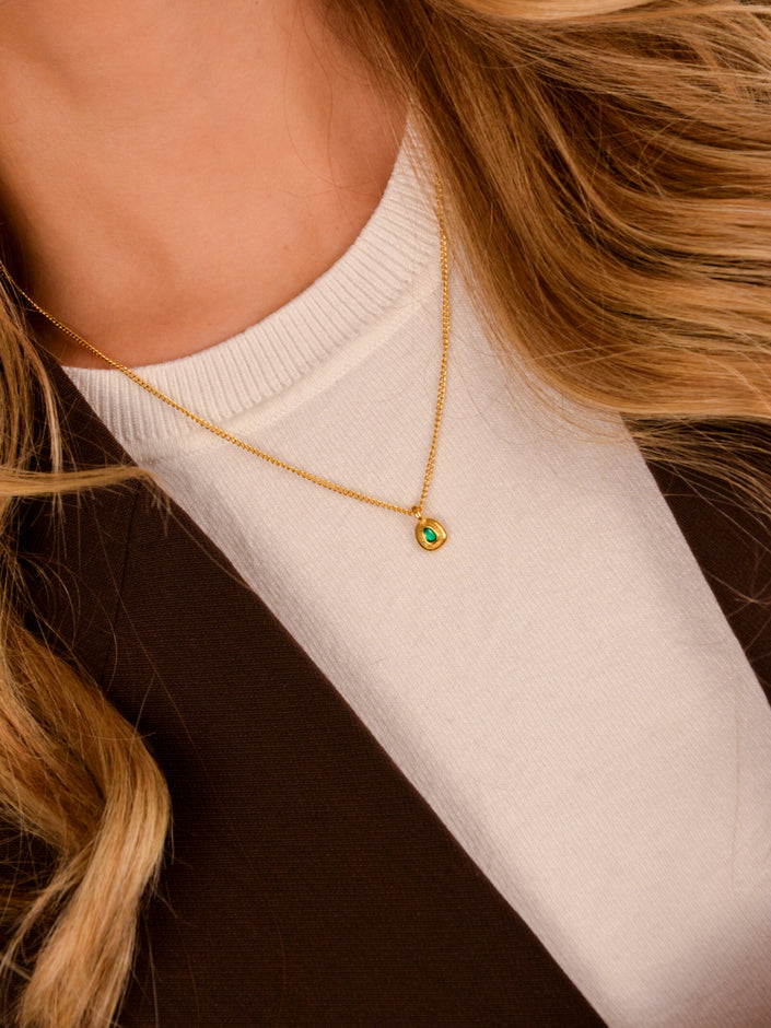 Colar em Aço Dourado com Pendente Pequenino Verde