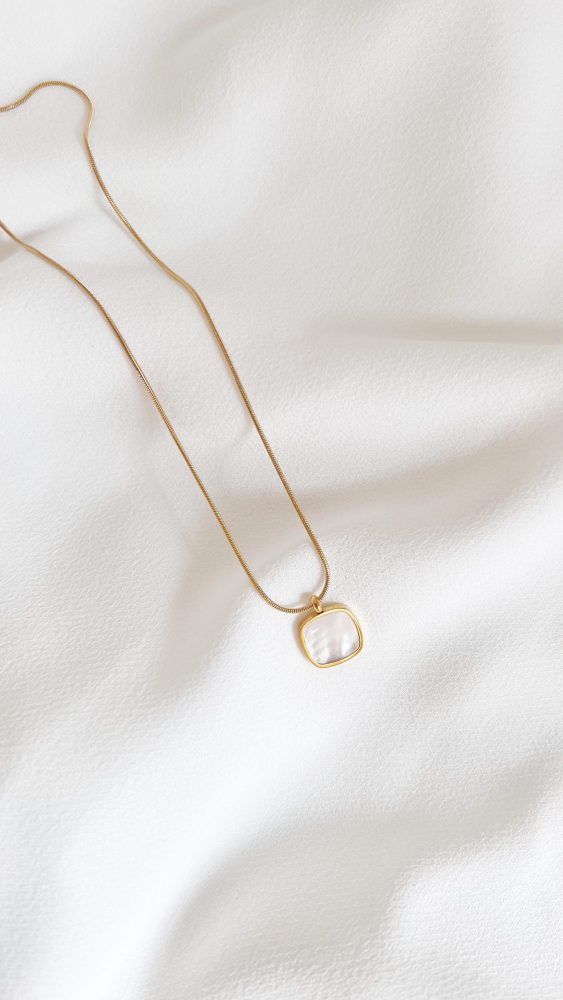 Colar em Aço Dourado com Pendente Quadrado Madrepérola