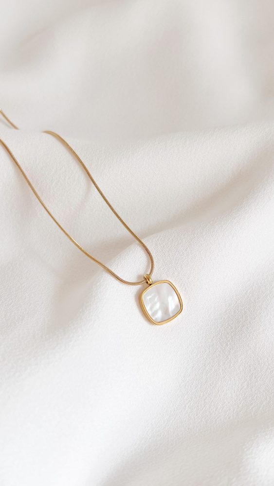 Colar em Aço Dourado com Pendente Quadrado Madrepérola