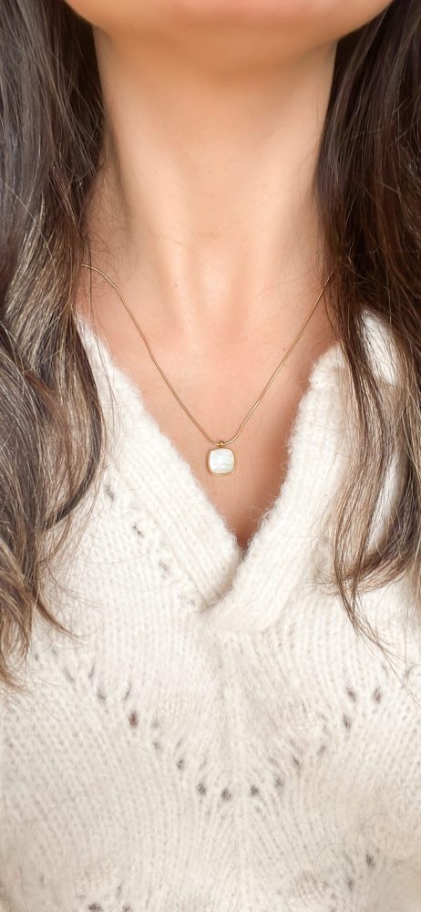 Colar em Aço Dourado com Pendente Quadrado Madrepérola