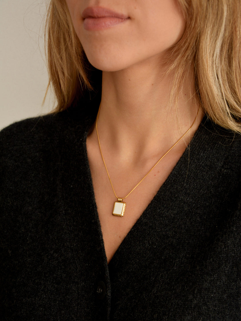 Colar em Aço Dourado com Pendente Rectangular Madrepérola