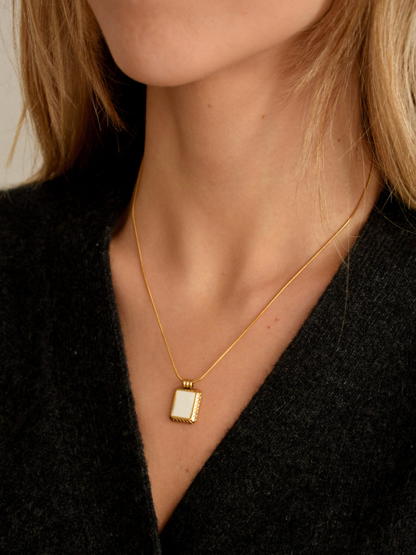 Colar em Aço Dourado com Pendente Rectangular Madrepérola