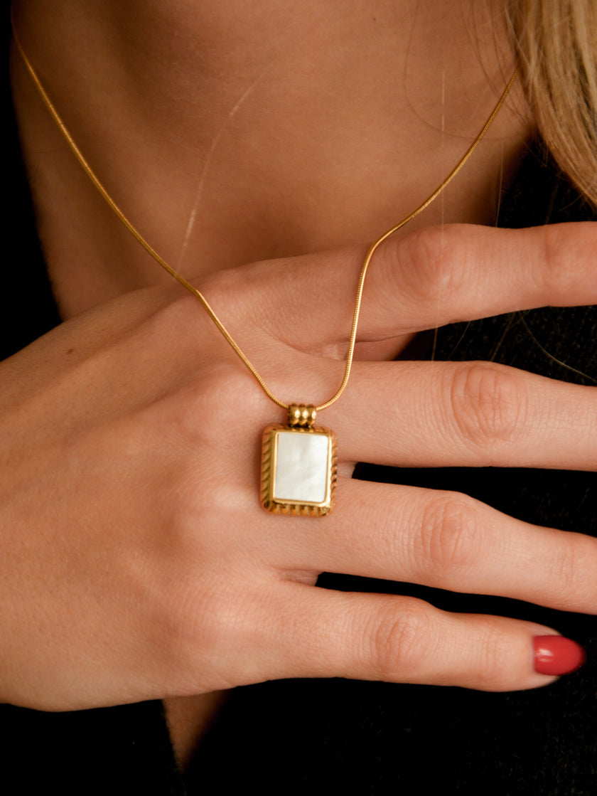 Colar em Aço Dourado com Pendente Rectangular Madrepérola