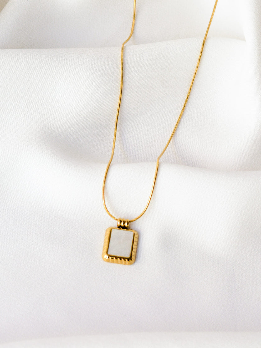 Colar em Aço Dourado com Pendente Rectangular Madrepérola