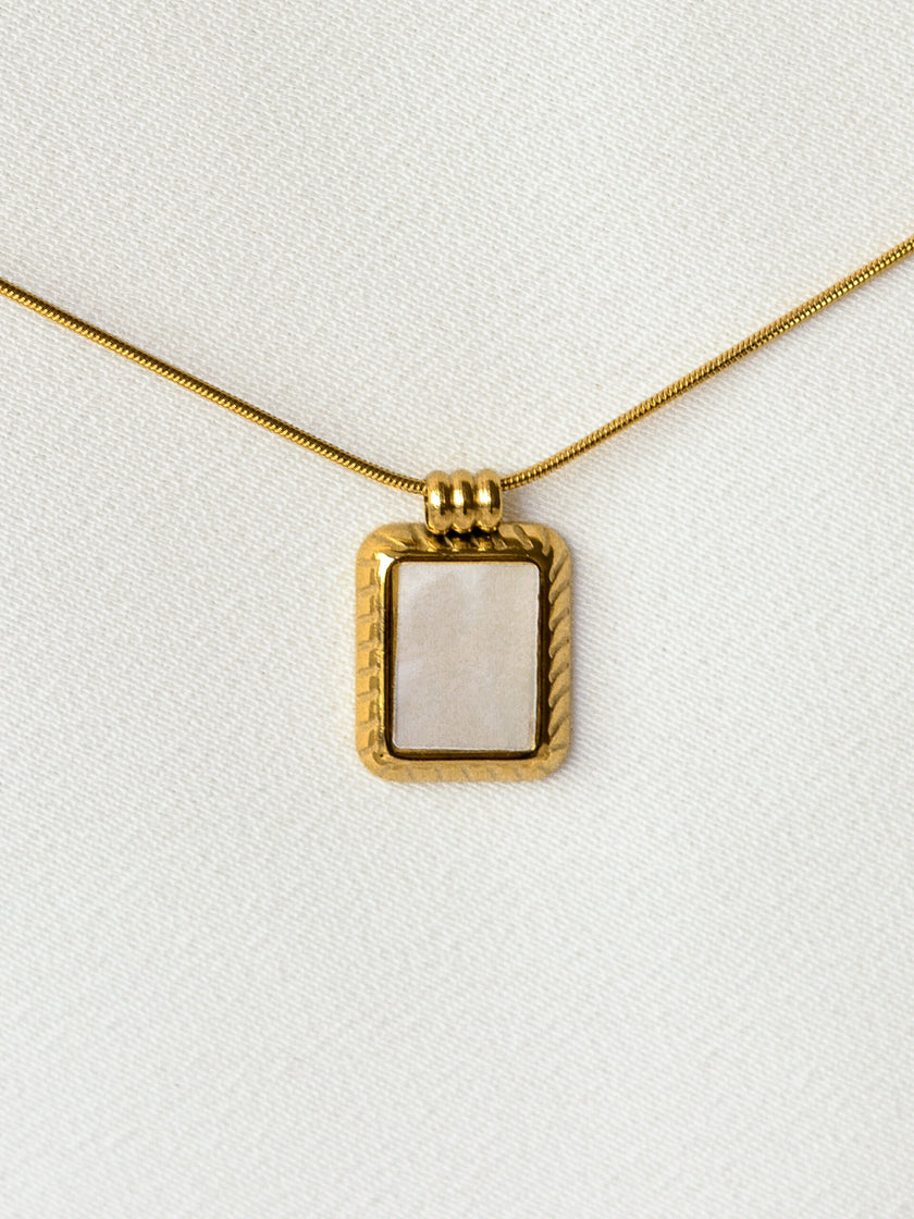Colar em Aço Dourado com Pendente Rectangular Madrepérola