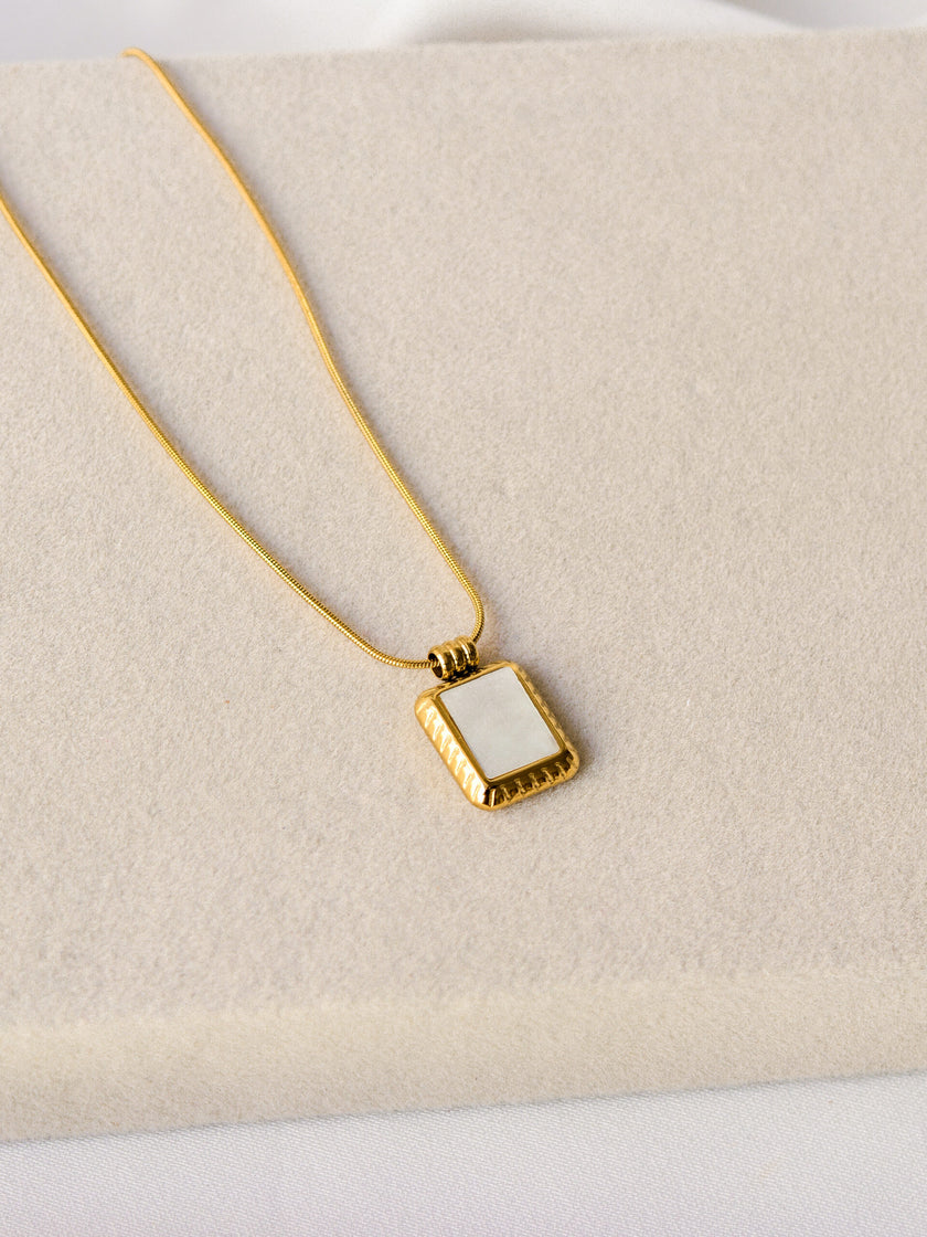 Colar em Aço Dourado com Pendente Rectangular Madrepérola