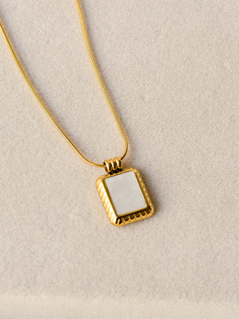 Colar em Aço Dourado com Pendente Rectangular Madrepérola