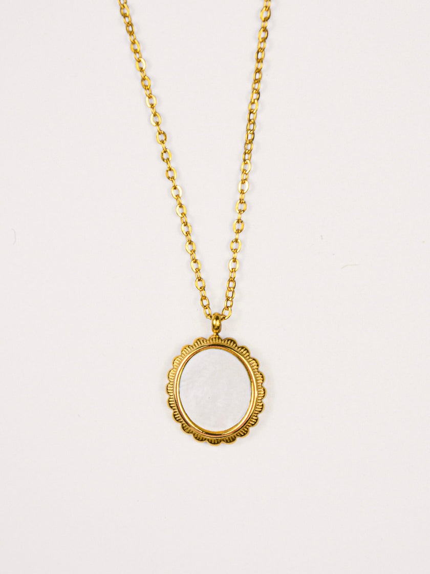 Colar em Aço Dourado com Pendente Redondo Madrepérola