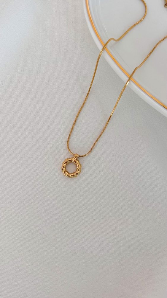 Colar em Aço Dourado com Pendente Redondo Trabalhado