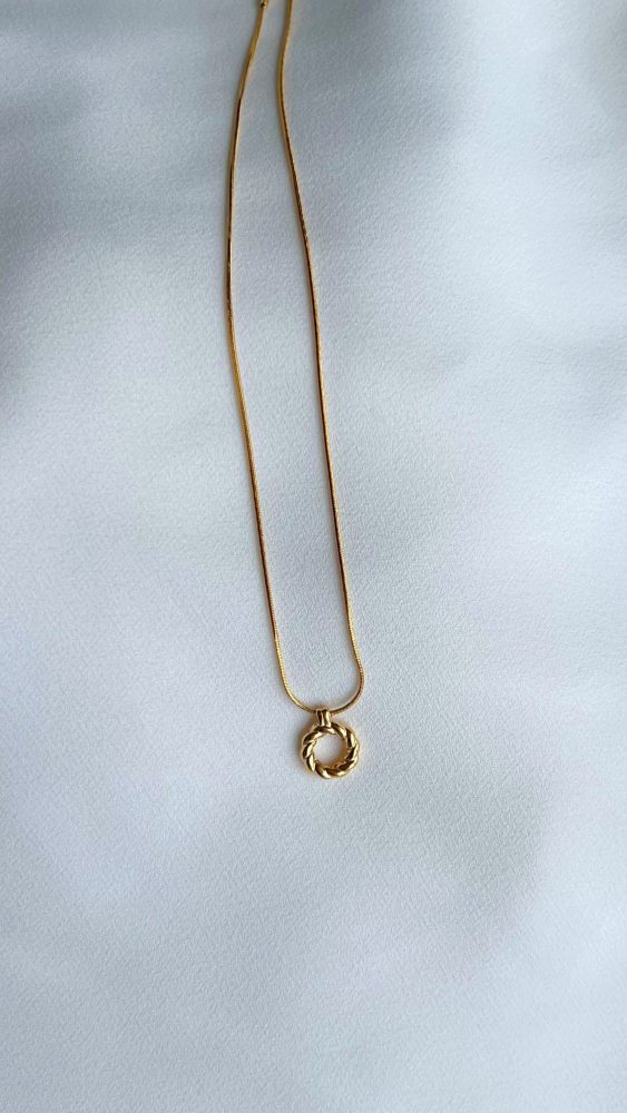 Colar em Aço Dourado com Pendente Redondo Trabalhado