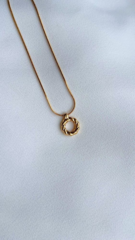 Colar em Aço Dourado com Pendente Redondo Trabalhado