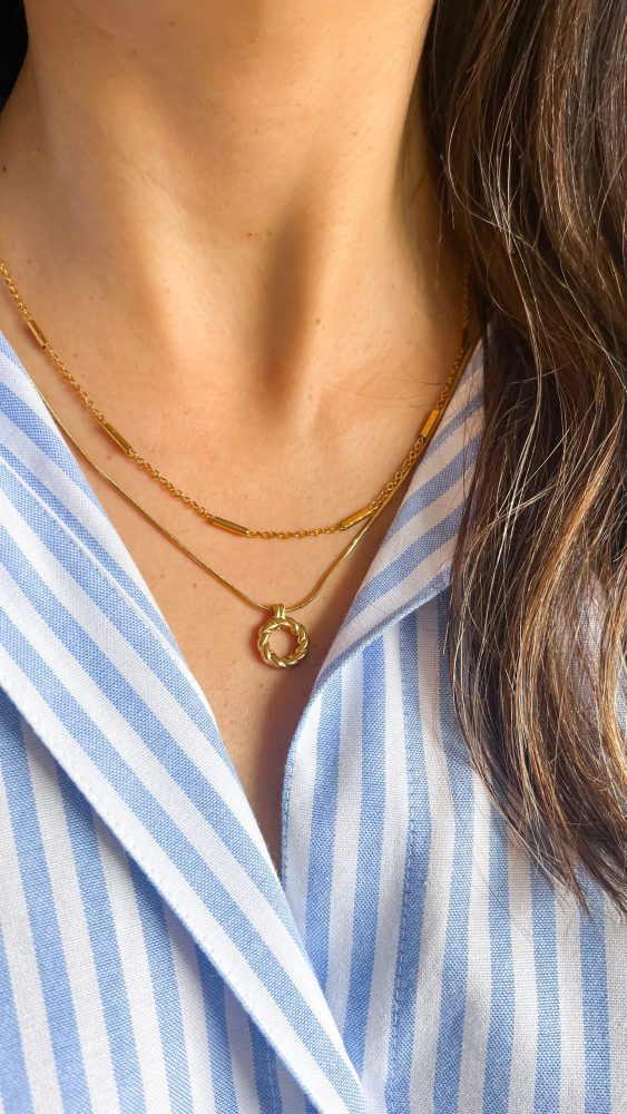 Colar em Aço Dourado com Pendente Redondo Trabalhado