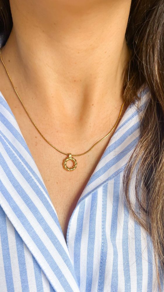 Colar em Aço Dourado com Pendente Redondo Trabalhado