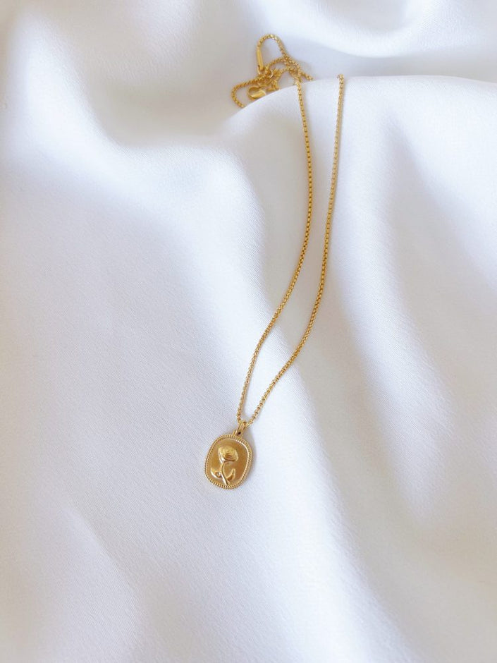 Colar em Aço Dourado com Pendente Rosa
