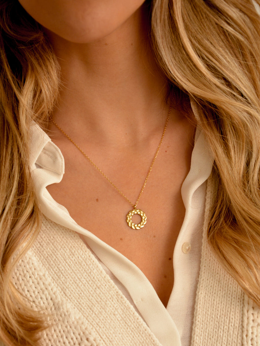 Colar em Aço Dourado com Pendente com Coroa Entrançada