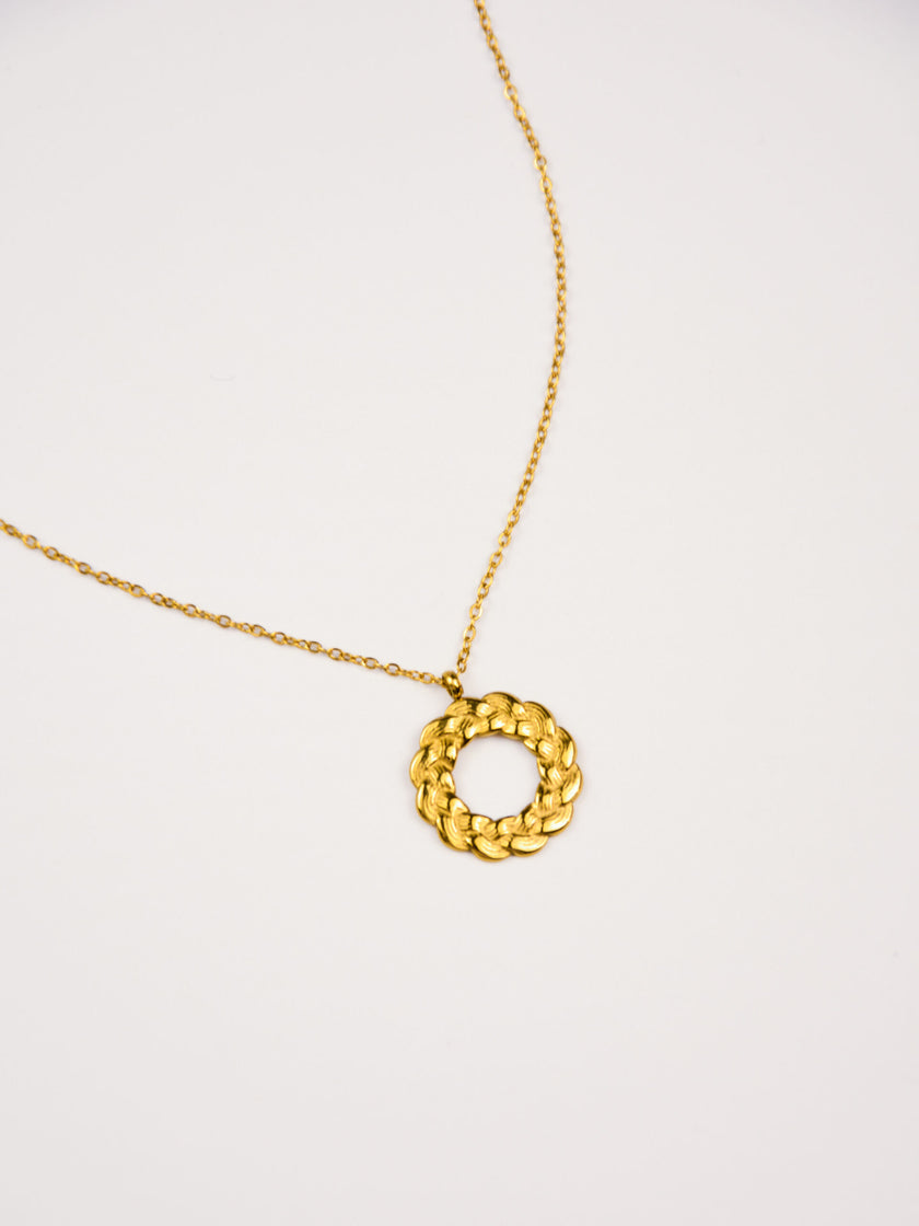 Colar em Aço Dourado com Pendente com Coroa Entrançada