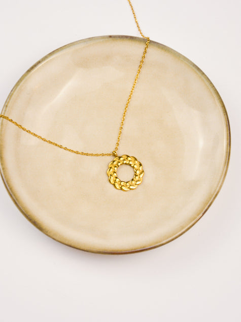 Colar em Aço Dourado com Pendente com Coroa Entrançada