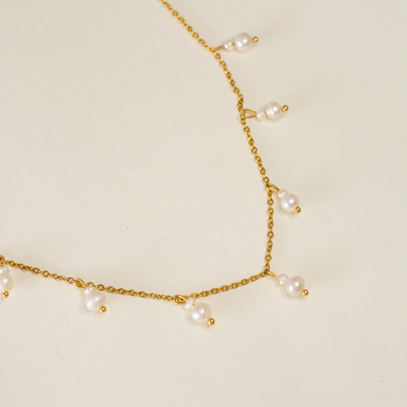 Colar em Aço Dourado com Pérolas Duplas Penduradas