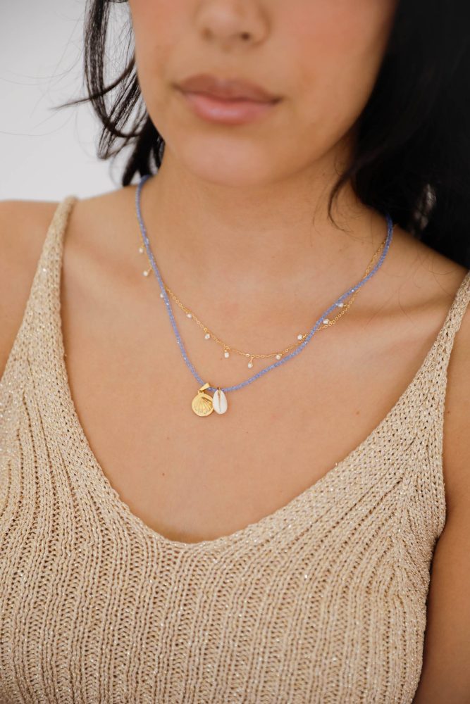 Colar em Aço Dourado com Pérolas Pequeninas Penduradas