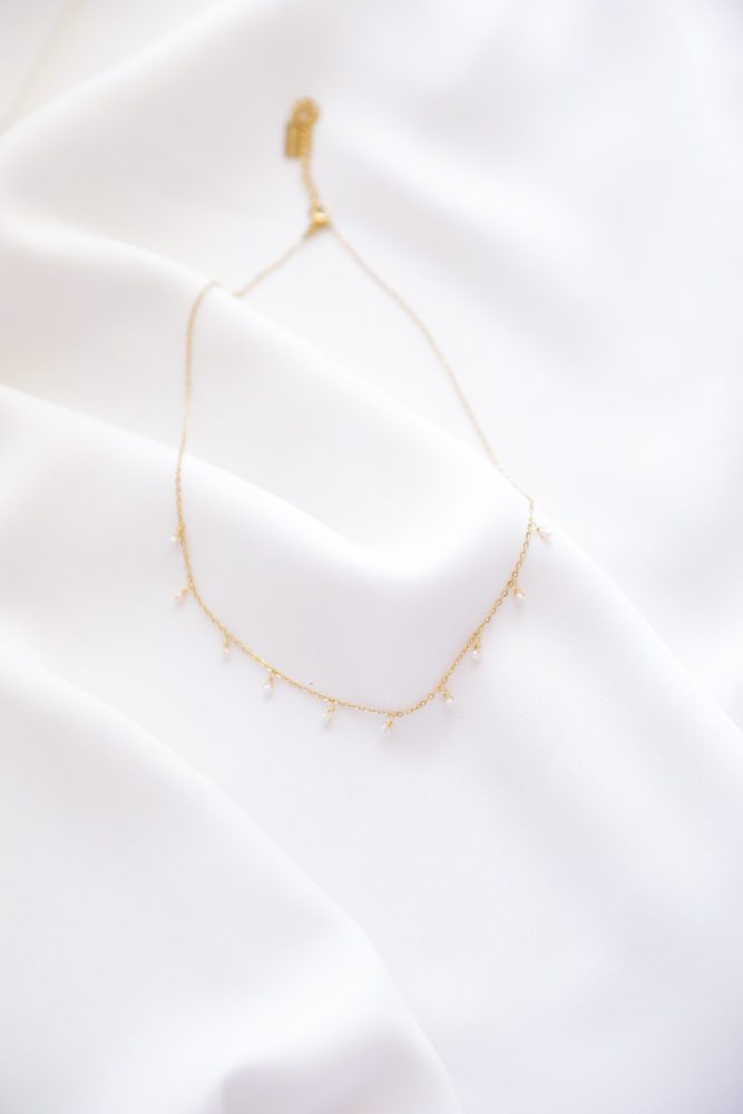 Colar em Aço Dourado com Pérolas Pequeninas Penduradas