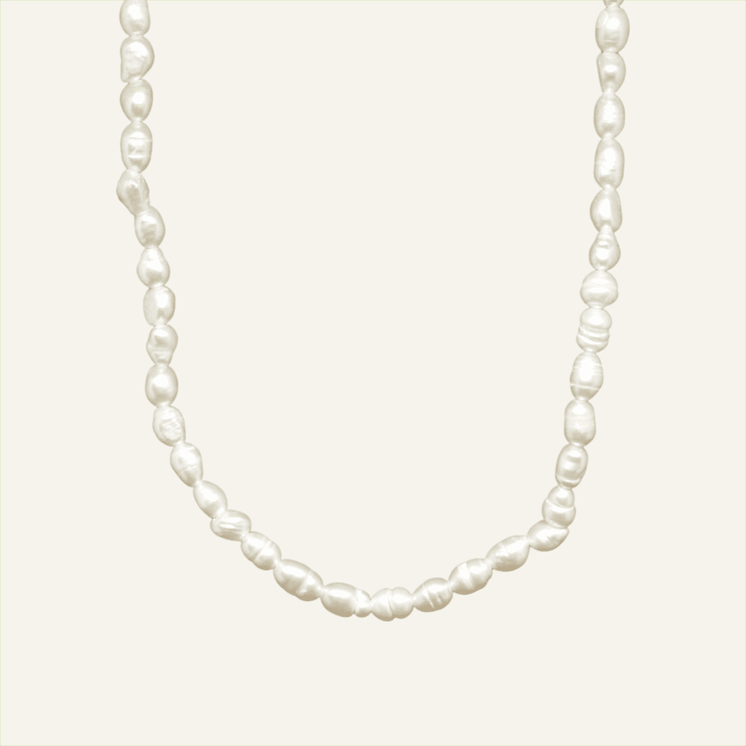 Colar em Aço Dourado com Pérolas Pequeninas de Água Doce