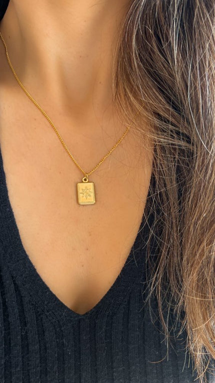 Colar em Aço Dourado com Rosa dos Ventos