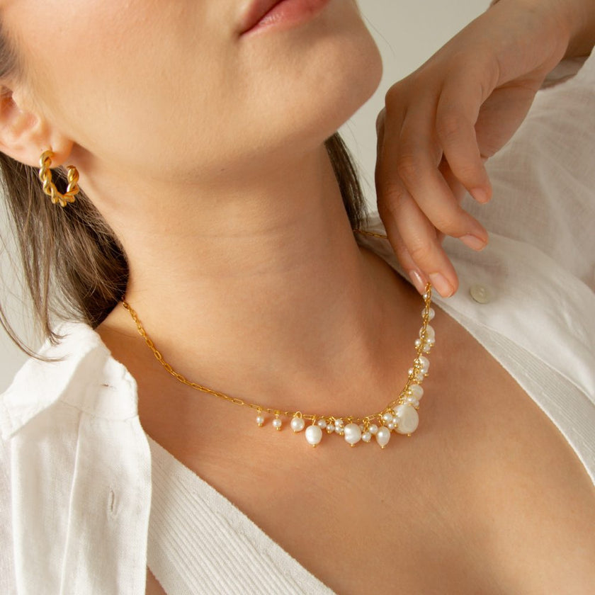 Colar em Aço Dourado com Várias Pérolas Penduradas