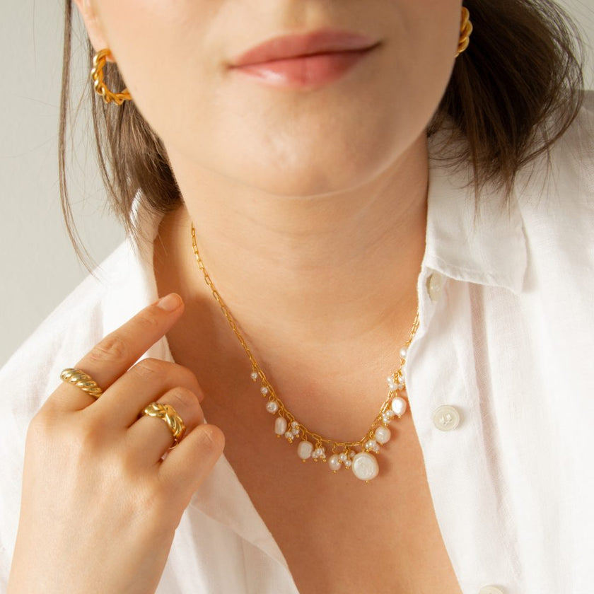 Colar em Aço Dourado com Várias Pérolas Penduradas