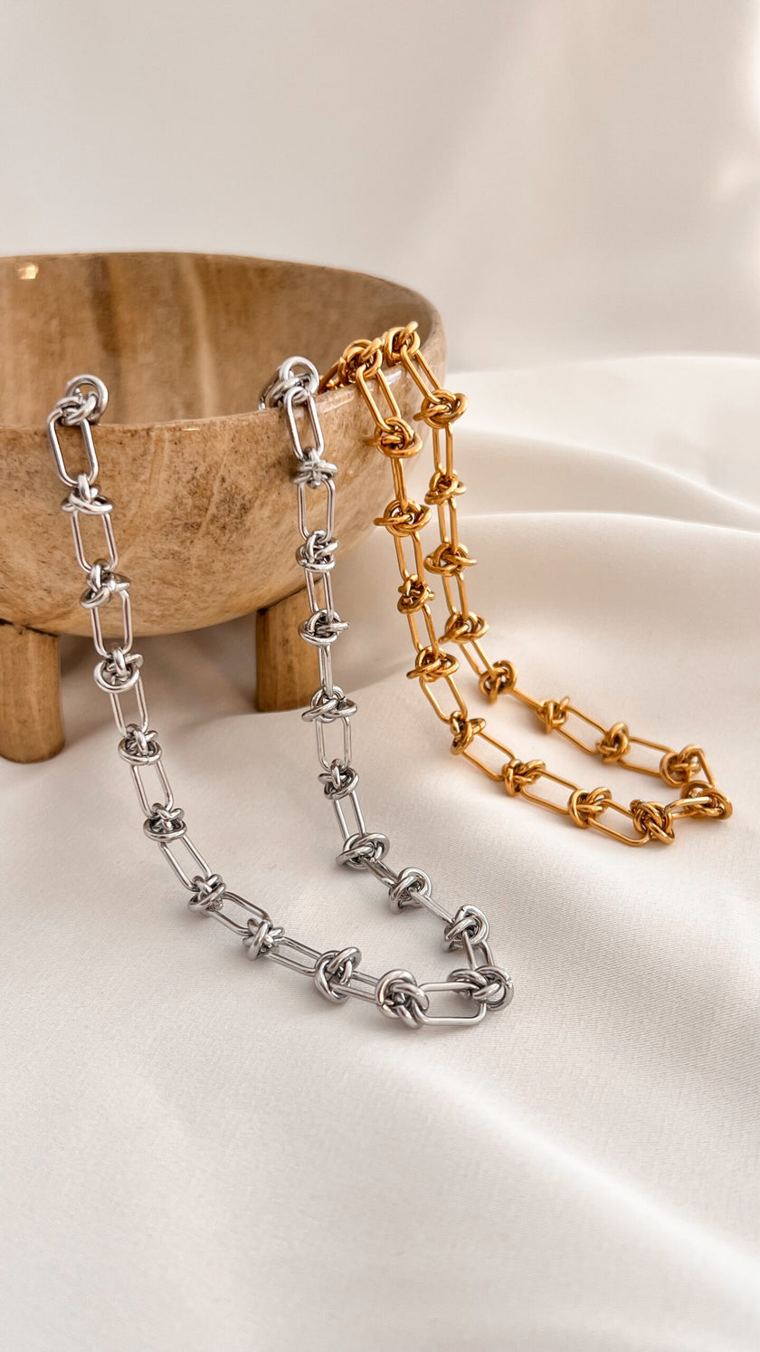 Colar em Aço Dourado ou Prateado Contemporâneo com Nós na Malha
