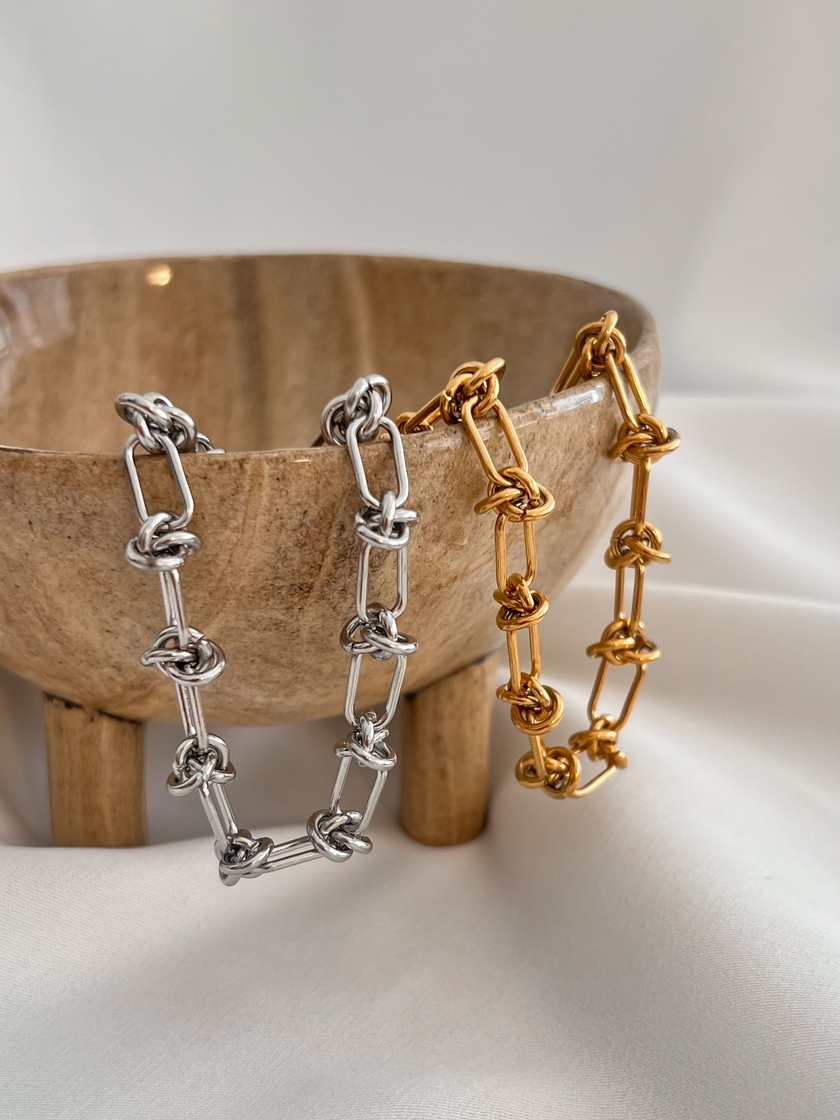 Colar em Aço Dourado ou Prateado Contemporâneo com Nós na Malha