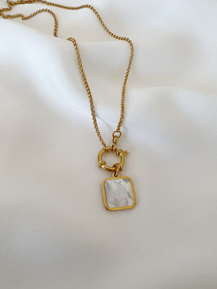 Colar em Aço Durado com Pendente Quadrado Madrepérola