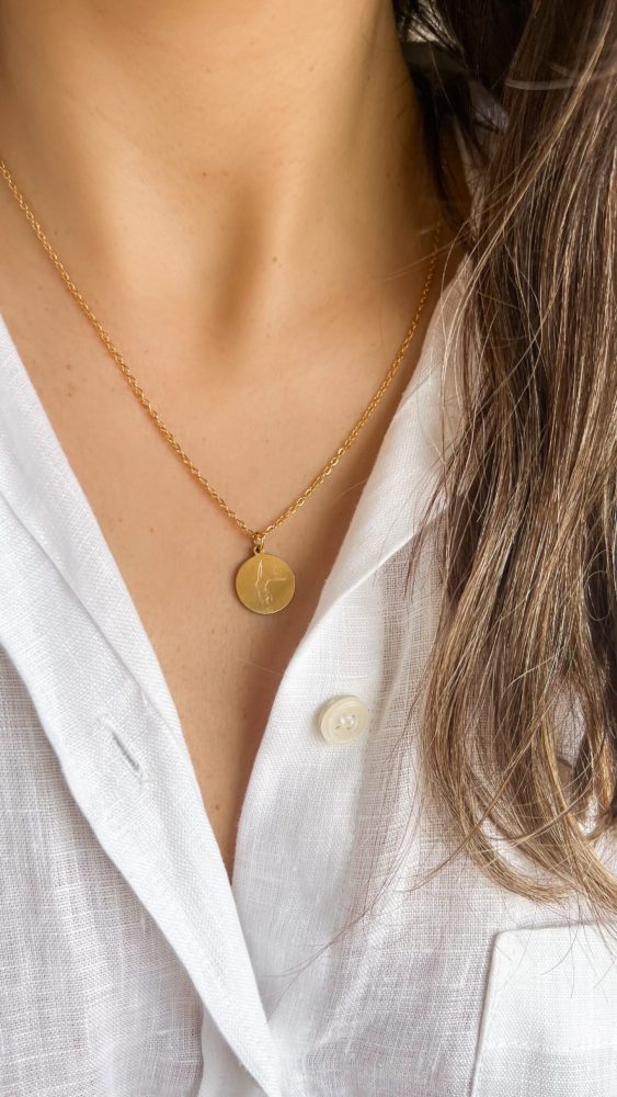 Colar em Aço com Dupla Gravura com Silhueta Feminina de Costas