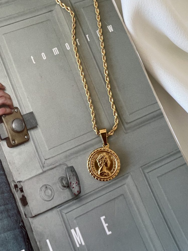 Colar em Aço com Rainha e Corrente Traçada