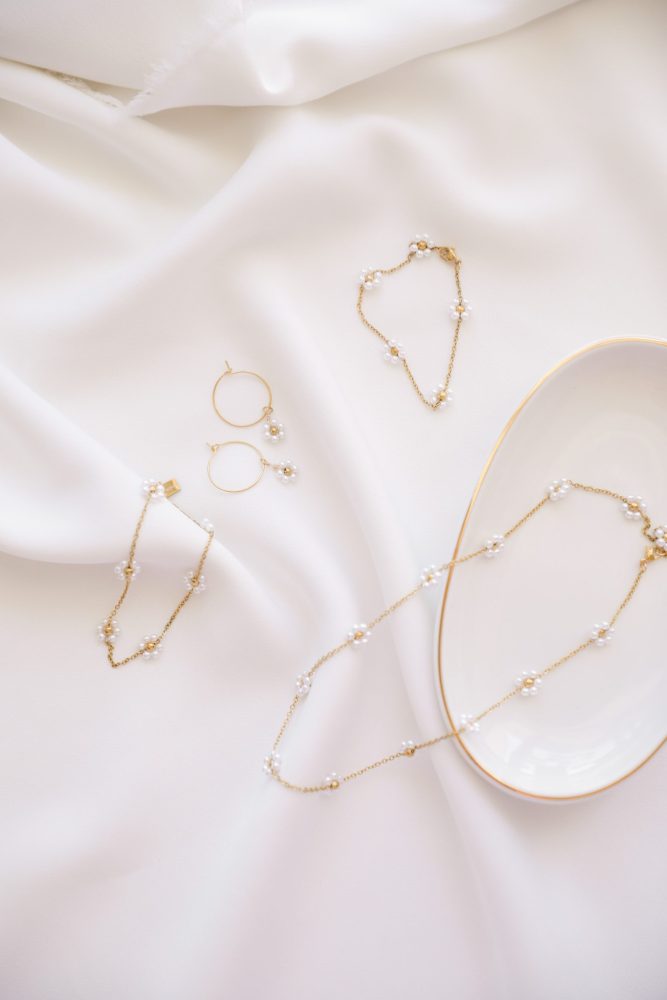 Colar em Aço de Pérolas com Margaridas