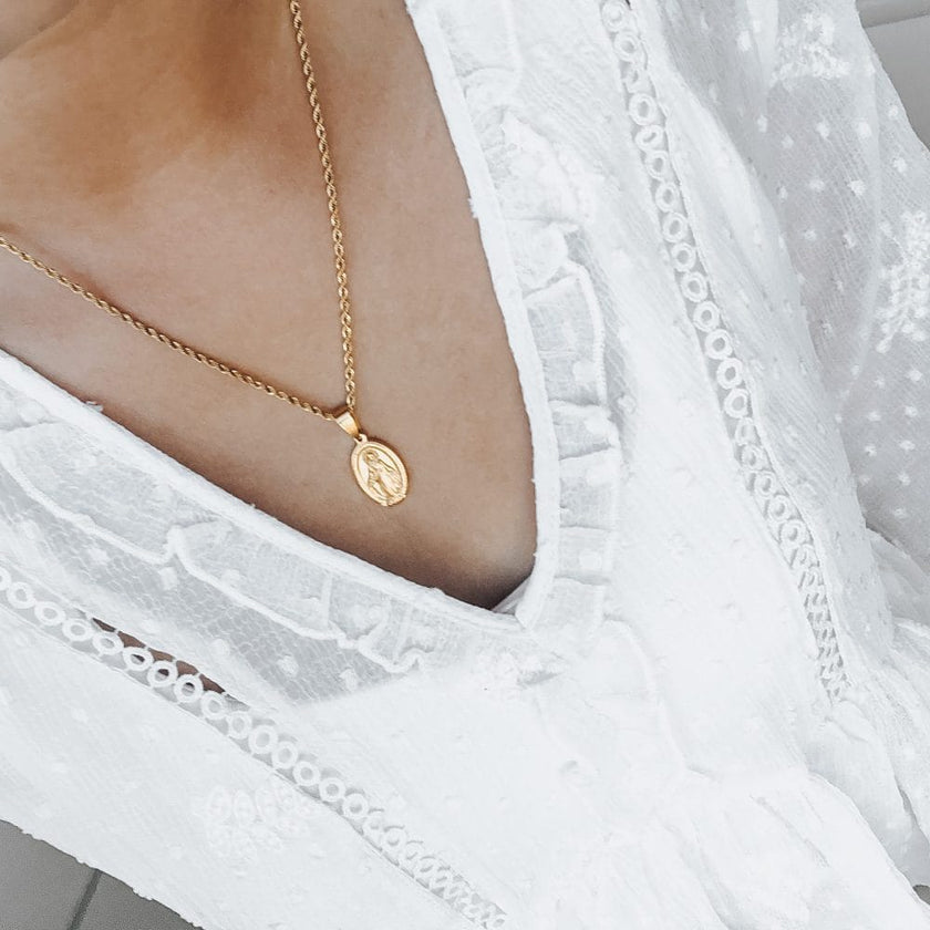 Colar em Aço Dourado Traçado com Santa