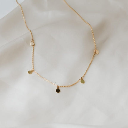 Colar em Prata Dourada com Chapas Circulares Pequeninas