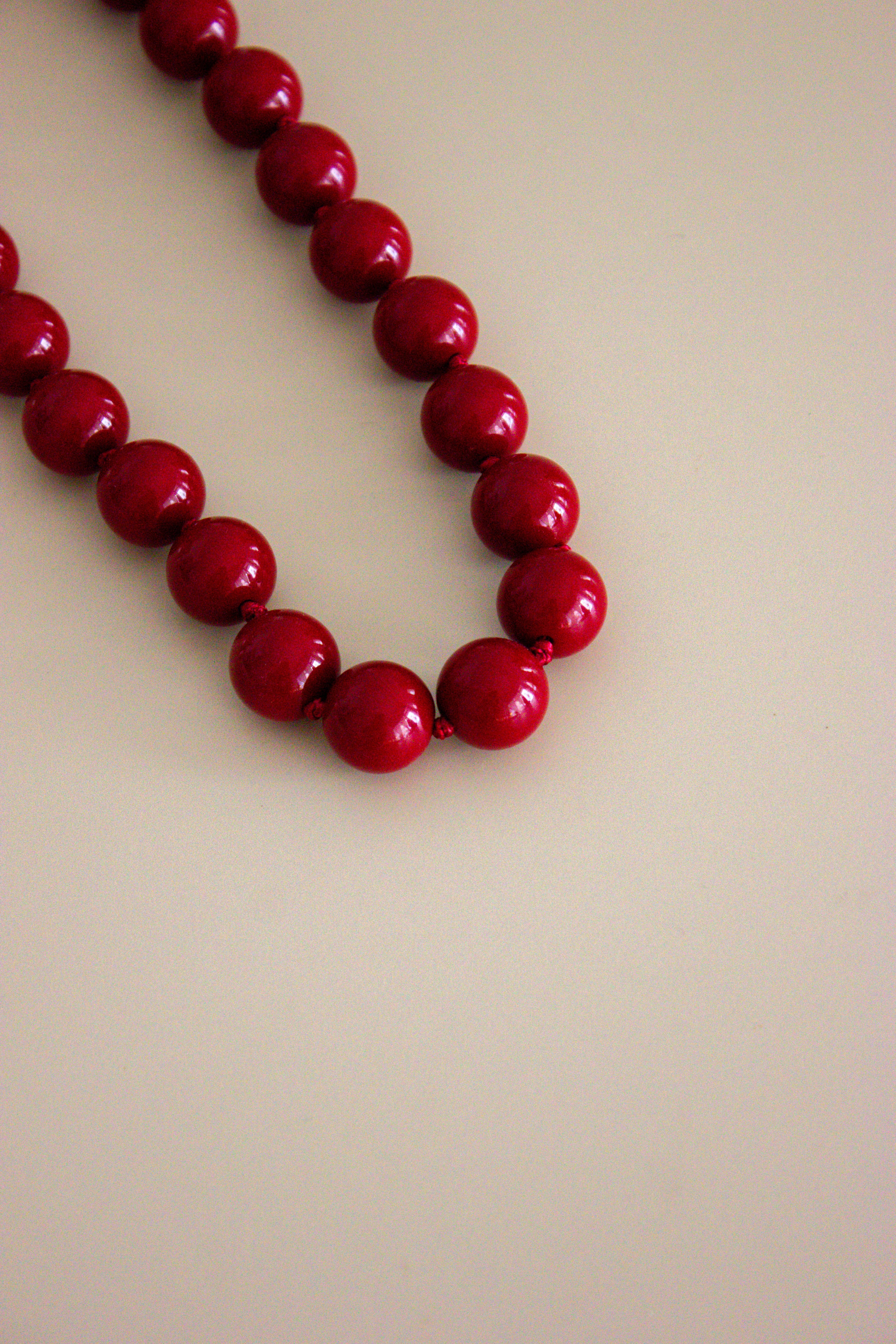 Colar Bordô com Bolas Grandes