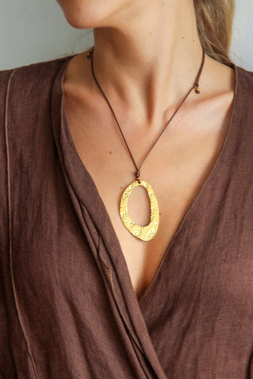 Colar Ajustável Castanho com Pendente Oval em Aço