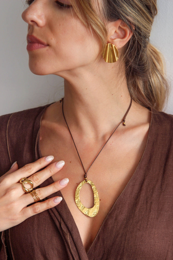 Colar Ajustável Castanho com Pendente Oval em Aço