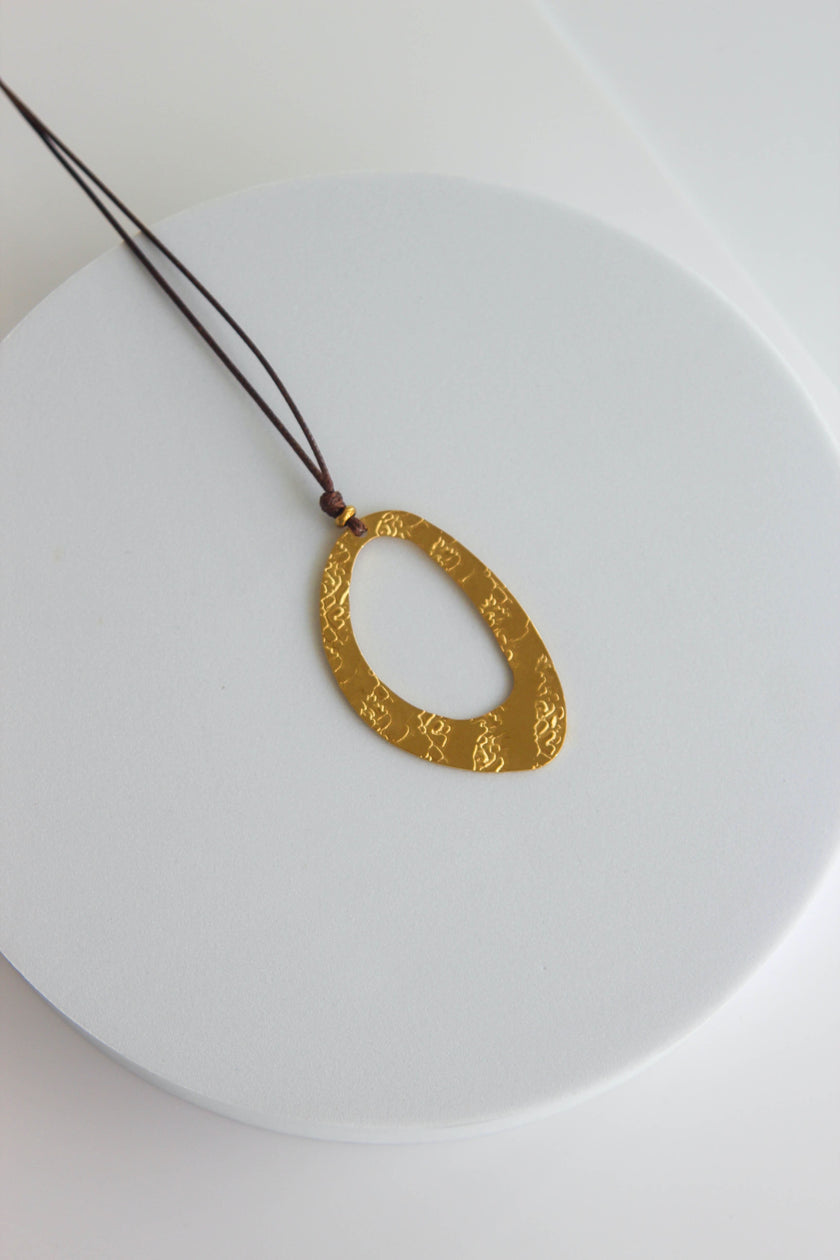 Colar Ajustável Castanho com Pendente Oval em Aço