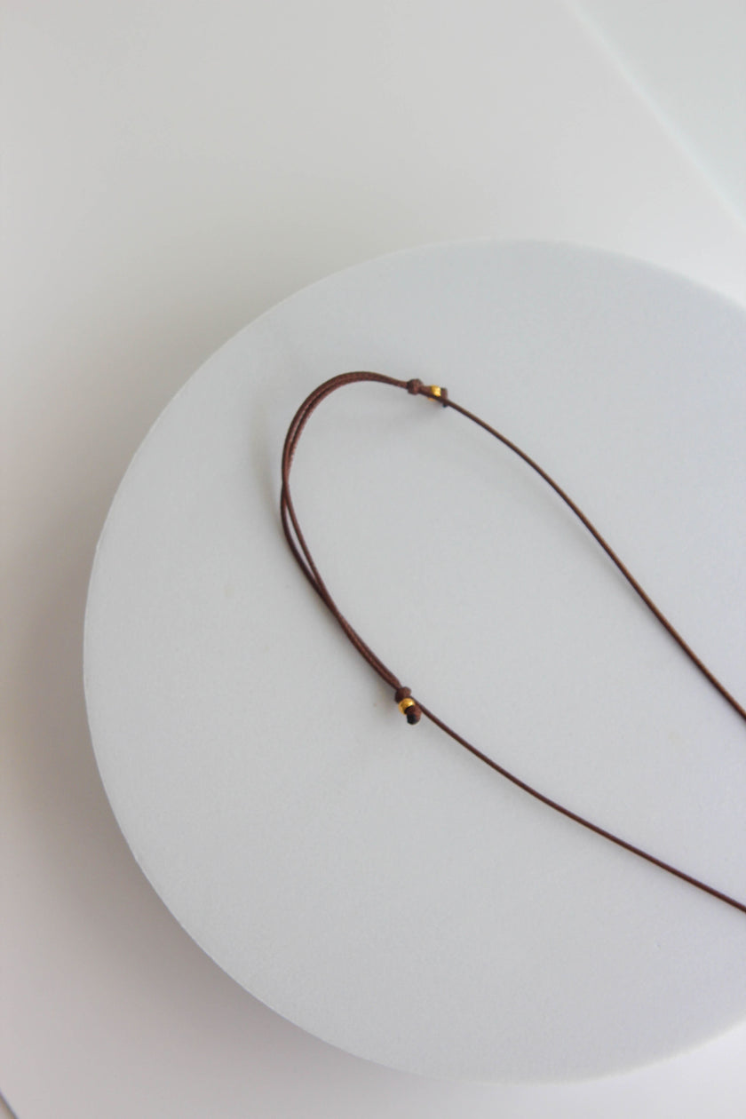 Colar Ajustável Castanho com Pendente Oval em Aço