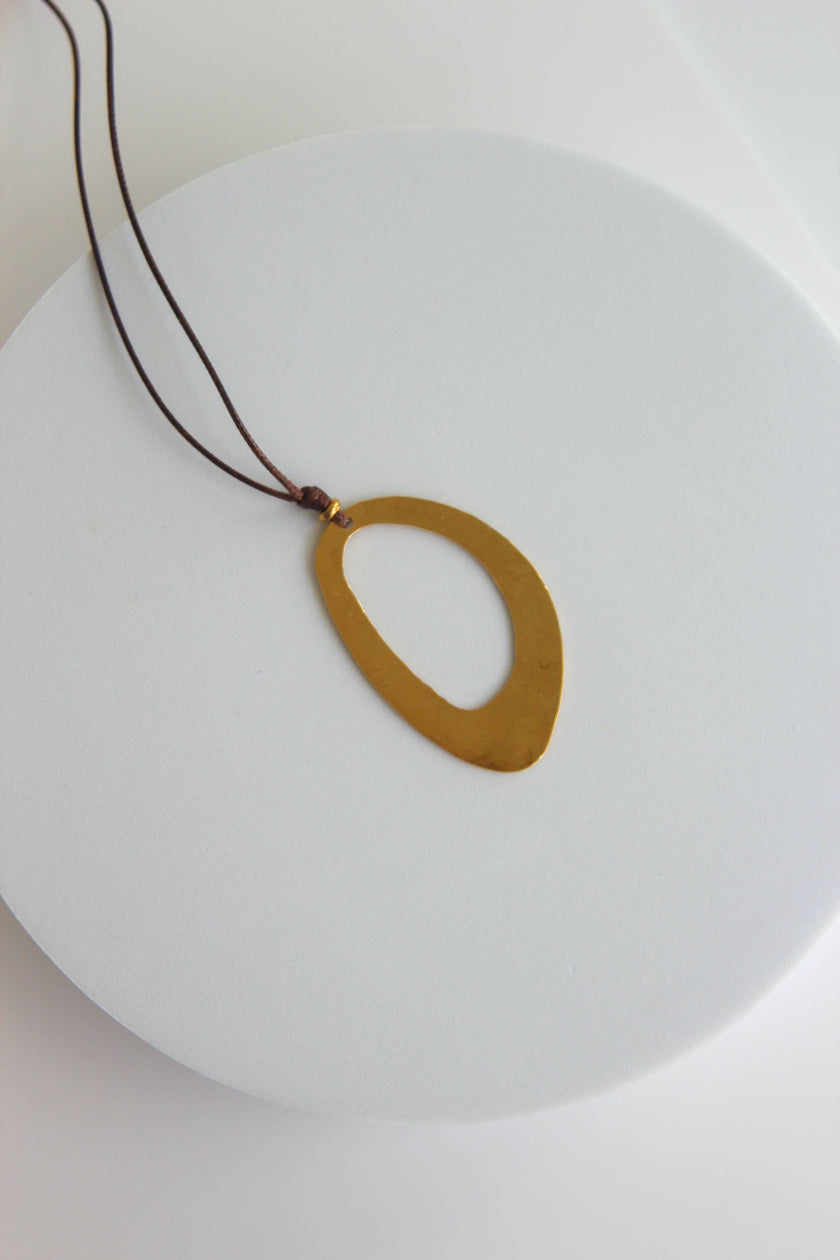 Colar Ajustável Castanho com Pendente Oval em Aço