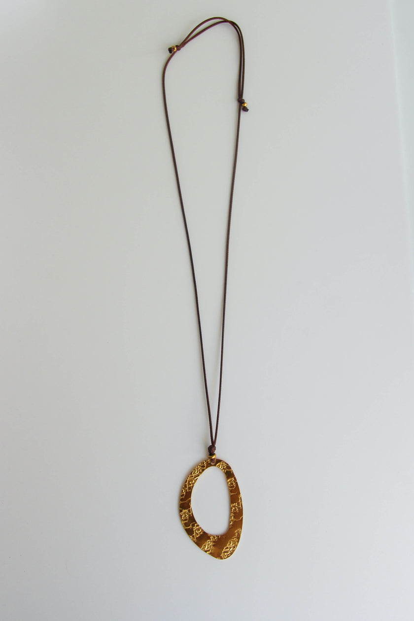 Colar Ajustável Castanho com Pendente Oval em Aço