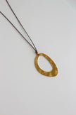 Colar Ajustável Castanho com Pendente Oval em Aço