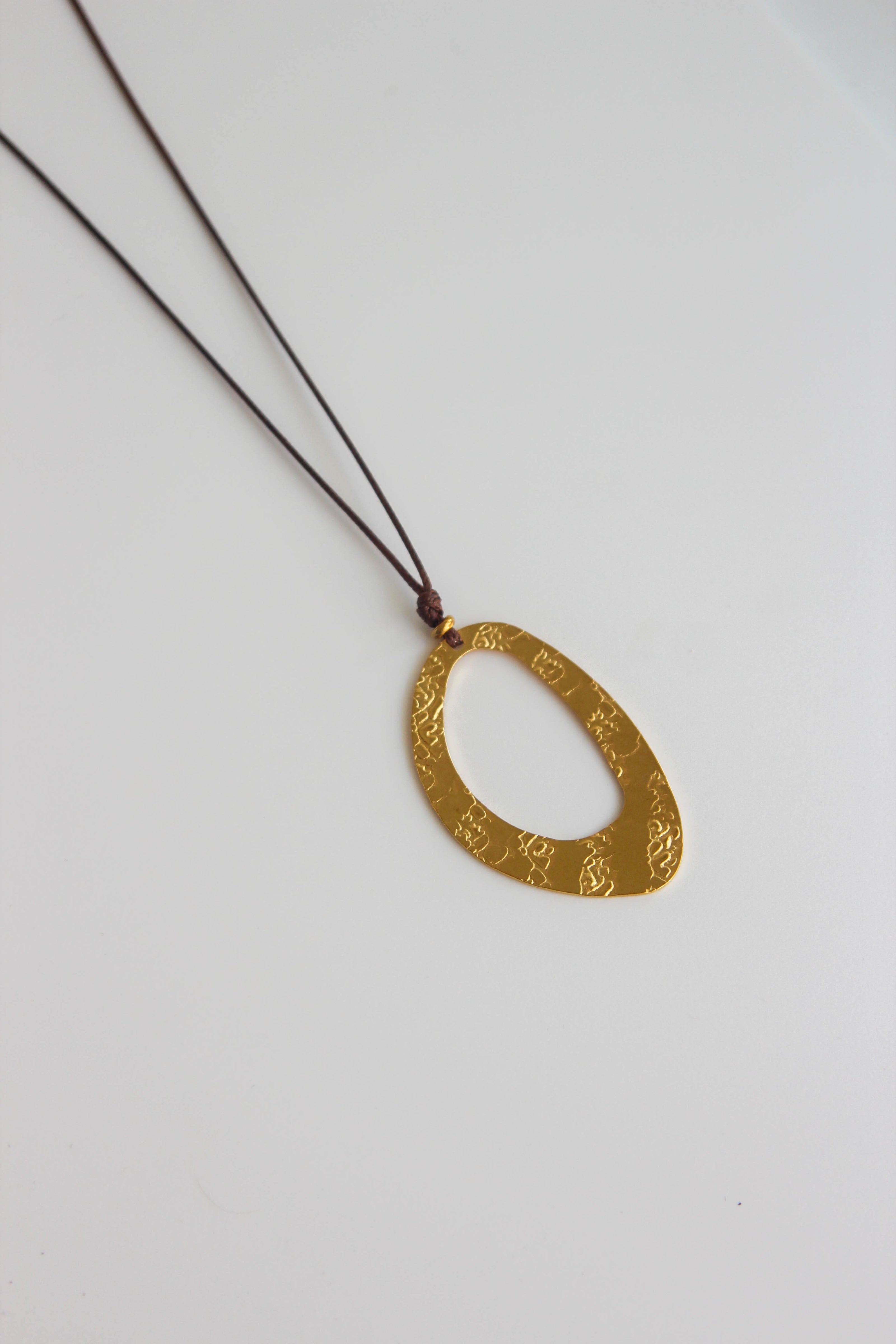 Colar Ajustável Castanho com Pendente Oval em Aço