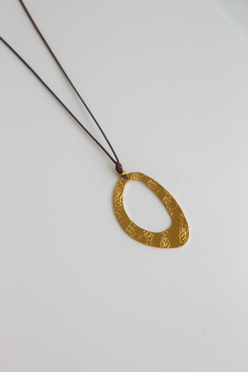 Colar Ajustável Castanho com Pendente Oval em Aço