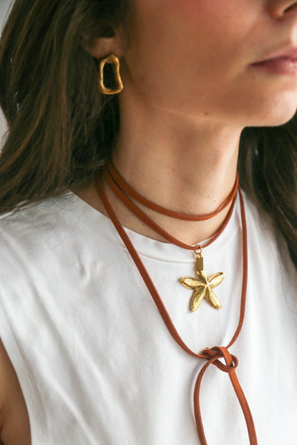 Cordão Tipo Camurça Castanho Claro com Pendente Flor